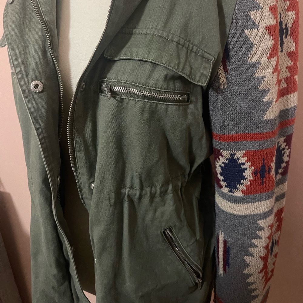 Thread & Supply Olive Utility Jacket with Colorful Aztec Pattern Sleeves Sz L - Picture 4 of 7